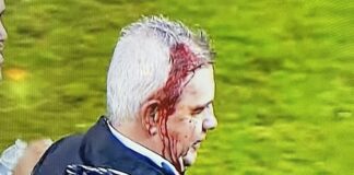 Javier Aguirre sale descalabrado del juego de fútbol contra Honduras.