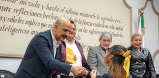 Entrega Ricardo Ahued apoyos para el autoempleo .