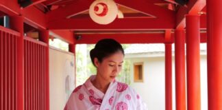 Conservadores en Japón instan a limitar tiempo biológico para maternar, máximo a los 25 años.