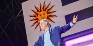 Yamandú Orsi se alza en segunda vuelta con el triunfo presidencial en Uruguay.