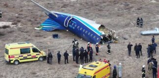 Reportan 32 sobrevivientes al estrellarse avión en Kazajistán. Informan de posible atentado.