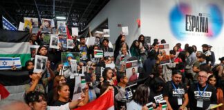 “Alto al exterminio de los periodistas en Gaza”, exigen desde la FIL en México.