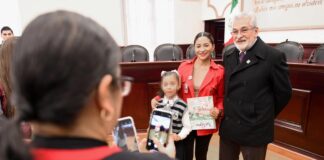 Centros educativos cantan La Rama en Palacio Municipal.