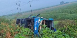 #Veracruz: Vuelca autobús de turismo con saldo de 45 personas con lesiones leves.
