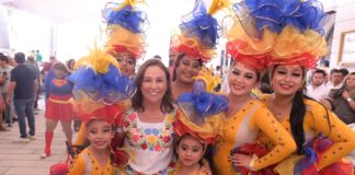 Despiden el Año Viejo en Veracruz entre mojigangas y sones jarochos