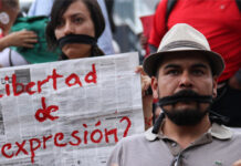 Organizaciones, periodistas y colectivos interponen amparos contra el delito de “ciberasedio” en Puebla.