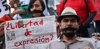 Organizaciones, periodistas y colectivos interponen amparos contra el delito de “ciberasedio” en Puebla.