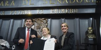 Entrega Senado a Ninfa María Deándar Martínez la Medalla Belisario Domínguez.