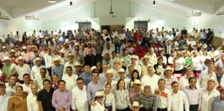 Rocío Nahle atiende al sector ganadero en el sur de Veracruz.