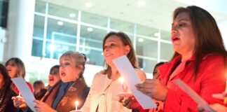 Rocío Nahle encabeza el encendido del árbol navideño del DIF.