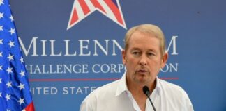 Donald Trump designa a Ronald Johnson como Embajador de su país en México.