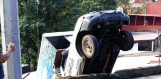 #Coatepec: Camioneta de carga cae sobre propiedad donde resultó lesionada una persona.