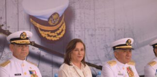 Rocío Nahle participó en el cambio de mando de la Primera Región Naval.