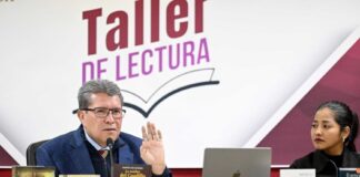 El político está sometido a intrigas palaciegas, de su equipo y de su familia, incluso a golpes y elogios de los más cercanos que luego se convierten en detractores: Ricardo Monreal