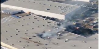 Avioneta se impacta con almacén en California; deja 2 muertos y 18 lesionados.