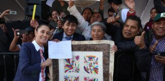 En Huauchinango, Puebla, presidenta Claudia Sheinbaum entrega nuevas tarjetas para la Pensión Mujeres Bienestar.