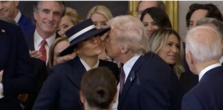 El no beso más viral de la ceremonia de Trump