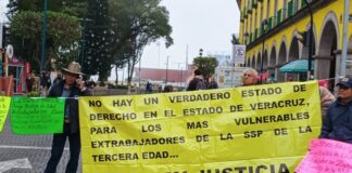 Veteranos expolicías bloquearon Centro Histórico de Xalapa en demanda de su pago.