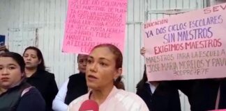 Madres de familia de primaria “José María Morelos y Pavón”, protestan por falta de maestros.