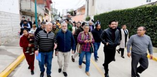 Alberto Islas entrega obra de pavimentación.
