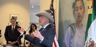 Ken Salazar se despide no sin afirmar que el fentanilo si se produce en México.