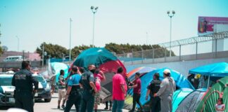 Migrantes sin lineamientos que protejan sus derechos humanos ante política “Quédate en México”.