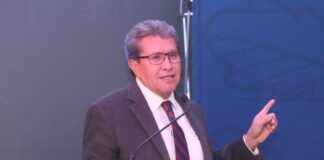 Ricardo Monreal exhorta a autoridades y población a dar trato respetuoso a las y los migrantes mexicanos en retorno..