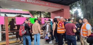 Toman la SEV maestros de Educación Indígena; piden destitución del Director.