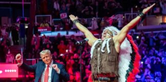 #Video: Donald Trump hace que Village People cante su YMCA para bailarlo en cierre de mitin .