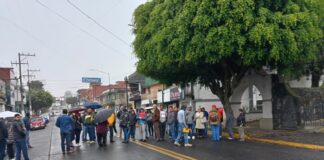 Bloquean avenida en Xalapa por falta de plásticos para renovar licencias de conducir
