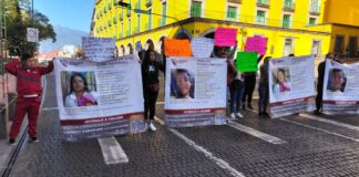 #Veracruz: Protesta de familias de jóvenes desaparecidos exigen resultados a la Fiscalía.