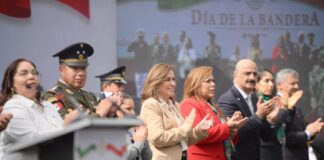 Rocío Nahle preside el día de la bandera en Veracruz.