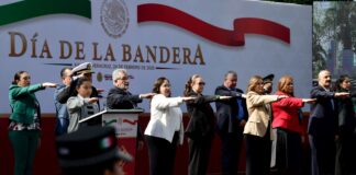 Asiste Alberto Islas a conmemoración del Día de la Bandera.