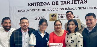 Entregan mil 470 tarjetas de la beca Rita Cetina en Xalapa.