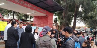 Jóvenes normalistas toman la SEV para exigir plazas definitivas.