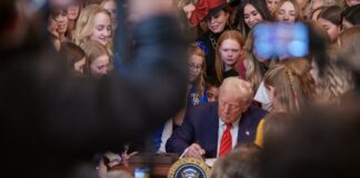 La guerra contra el deporte femenino ha terminado, declara Trump al prohibir a transgéneros su participación.