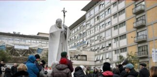 Reportan al Papa Francisco, estable dentro de su estado crítico.