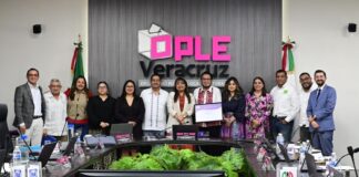 OPLE Veracruz reconoce a Roberto López por conclusión de su cargo .