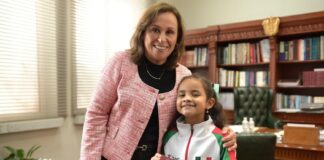 Gobernadora recibe a campeona nacional de esgrima Leane Ramos .