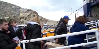 Miles huyen de la Isla de Santorini ante actividad sísmica intensa.