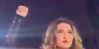 Alicia Villareal hace la señal de auxilio en pleno concierto.