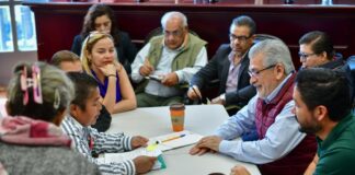 Brinda Alberto Islas atención directa a la población.