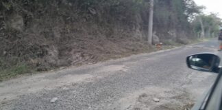 Los baches en la carretera al municipio de Alto Lucero, aumentaron de tamaño y profundidad.