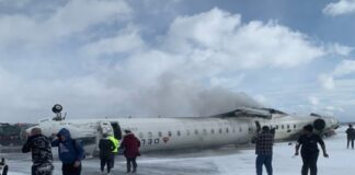 De cabeza quedó un avión de Delta Airlines al aterrizar en Toronto Canadá .