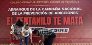 Estudiantes del COBAEV reciben material informativo para prevenir el consumo de drogas como el fentanilo