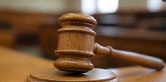 Juez frena deportaciones de Trump en sitios religiosos.