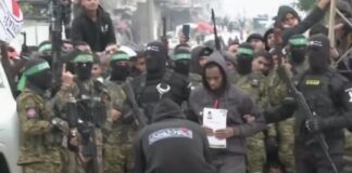 Israel retrasa liberación de presos palestinos y realiza consulta.