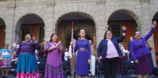 Sheinbaum conmemora 8M con élite y madres de víctimas de feminicidio en huelga de hambre en Zócalo