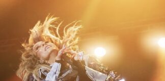 Fey celebra 30 años de carrera con un espectáculo lleno de nostalgia y sorpresas.