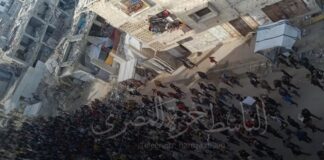 Cientos de palestinos protestan contra Hamás en Gaza.